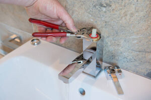 How to Fix a Leaky Faucet in Minutes